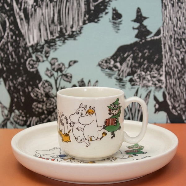 NEU, OHNE ETIKETT Mumin Kindergeschirr-Set, Gl&uuml;ckliche Familie (Becher 0,2 l und Teller 18 cm)
