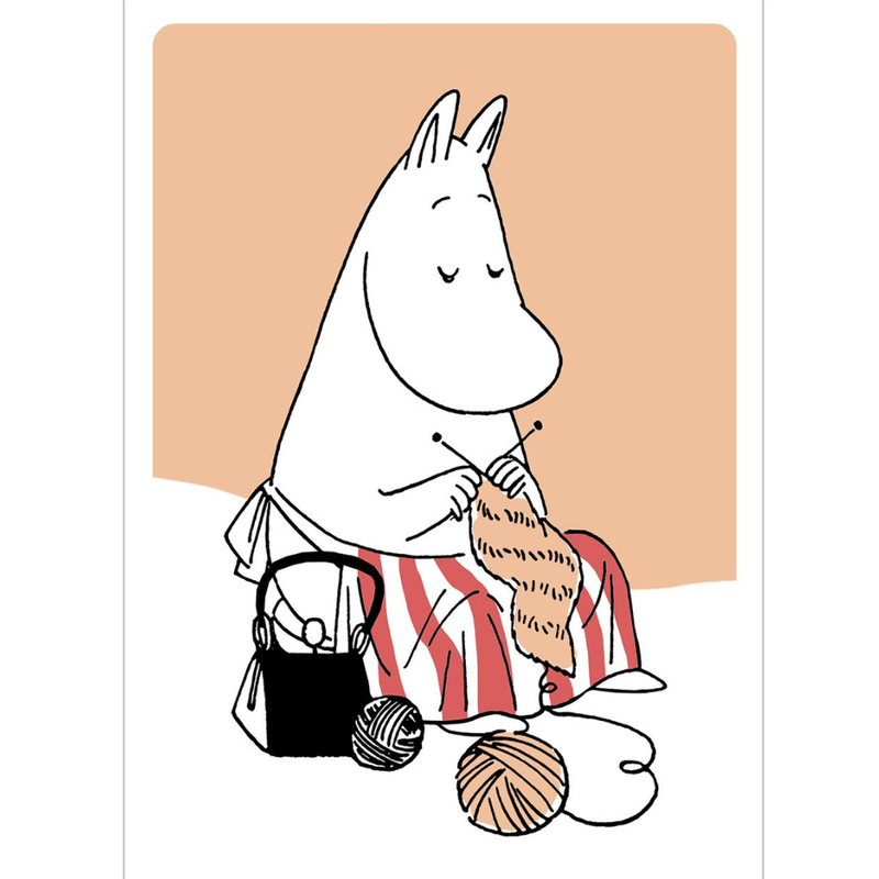 Mumin-Postkarte mit Hochpr&auml;gung: Muminmamma beim Stricken